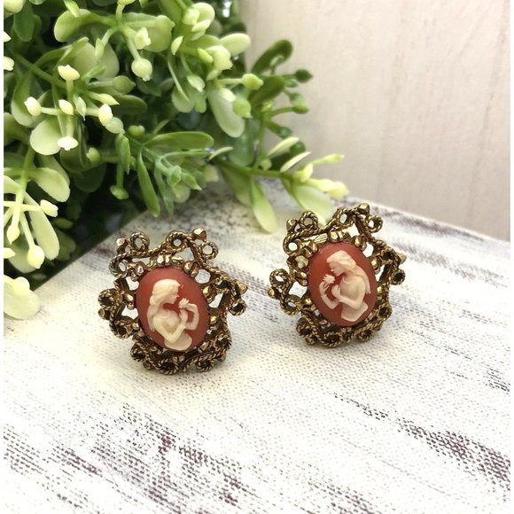 Vintage Clip On Earrings Gold Toned Rope Design Oval With Cameo Girl Smelling Fl - Picture 2 of 5